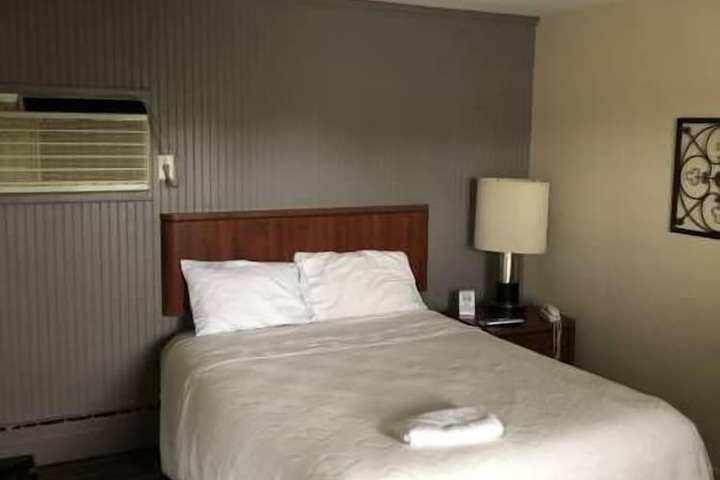 Room 4 of 8
