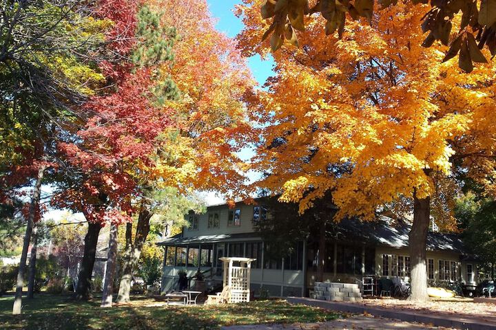 Lake Ripley Lodge w Lake Front Rooms Grand Porch, Kayaks & Paddleboard