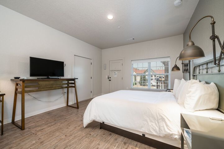 Room 105 of 211