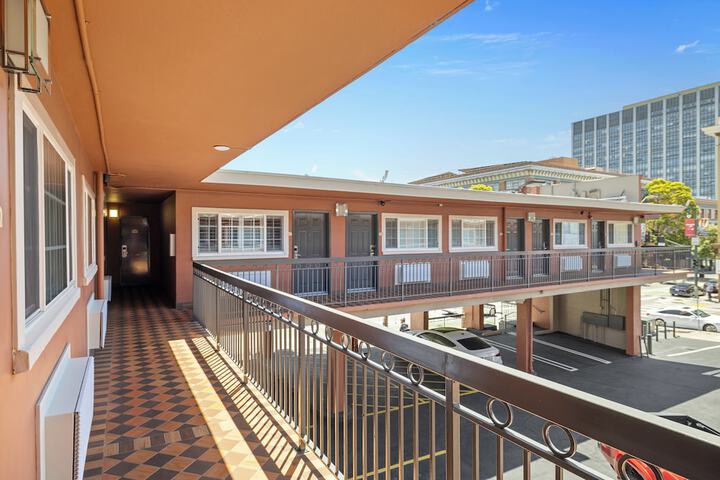Alexis Park Hotel