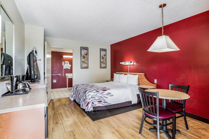Room 14 of 28
