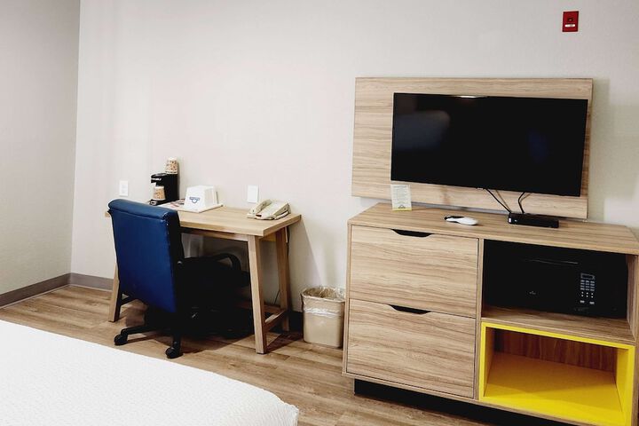 Room 9 of 32