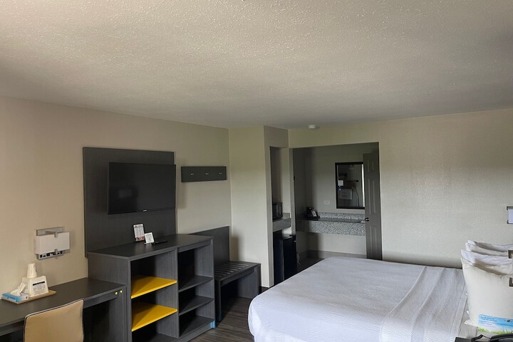 Room 13 of 16