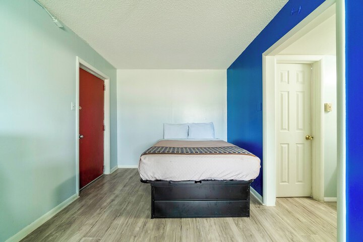 Room 32 of 76