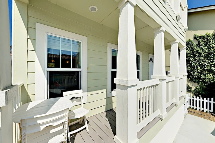Charming 2br 300 Yards To Beach! 2 Bedroom Home