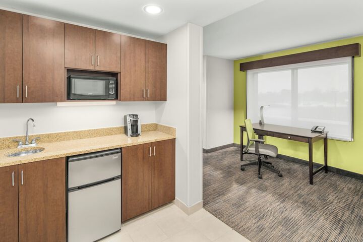 Holiday Inn Express & Suites Wilmington-Newark by IHG