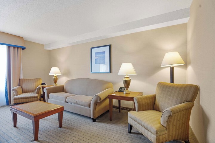 Room 10 of 37