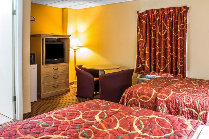 Econo Lodge Inn & Suites Walnut
