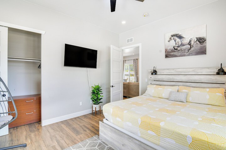 Romantic Mountain Retreat w / Scenic Views!