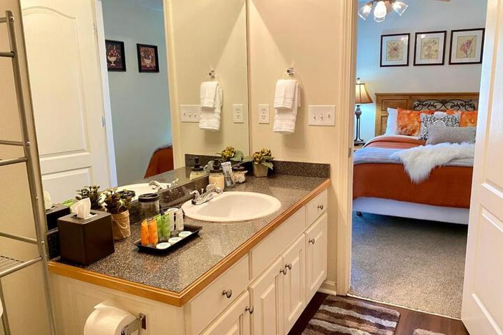 Spacious & comfy home in ultra-convenient location 2025 Traveller Award Winner