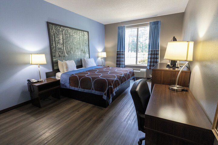 Super 8 by Wyndham Smithfield / Selma