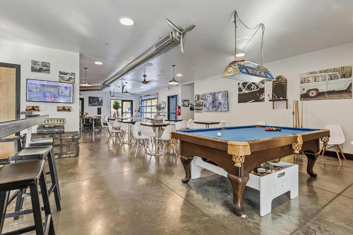 Travel themed group suite near Route 66
