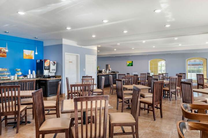 Quality Inn & Suites at the Outlets Mercedes / Weslaco