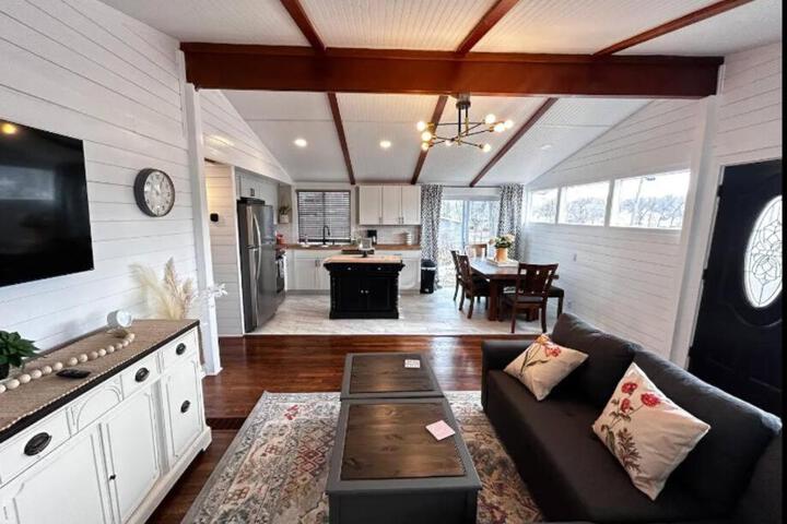 8th Street Haven - 3 bedroom House in DT Hamilton