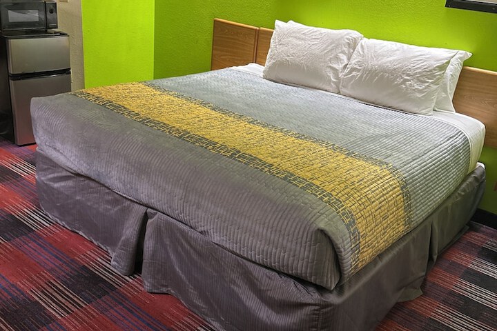 Room 10 of 16