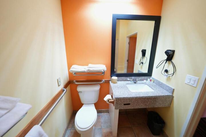 Rock Island Inn & Suites Streator IL