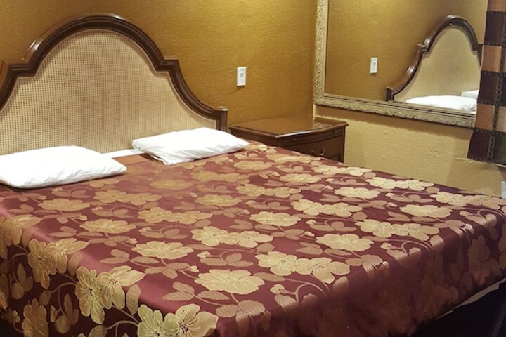 Room 13 of 36