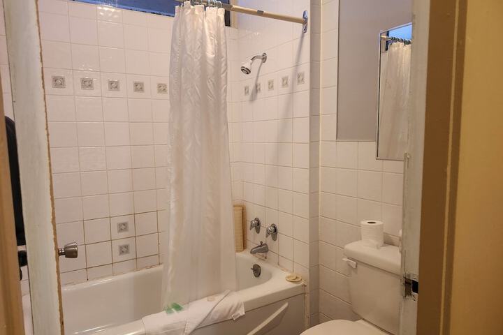 Room 32 of 65