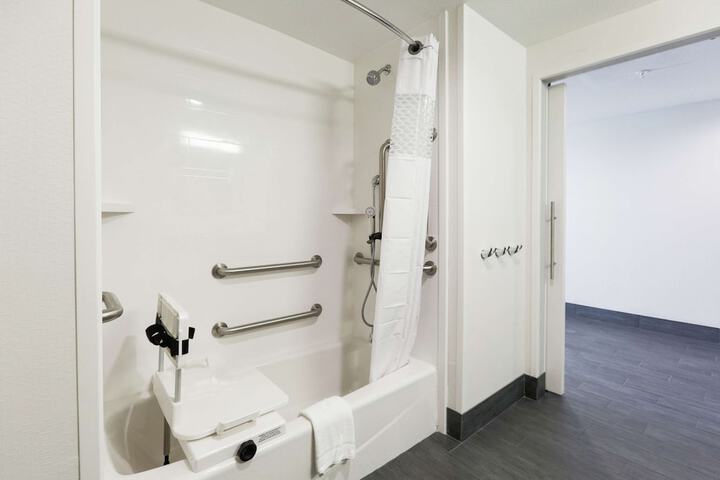 Room 34 of 65