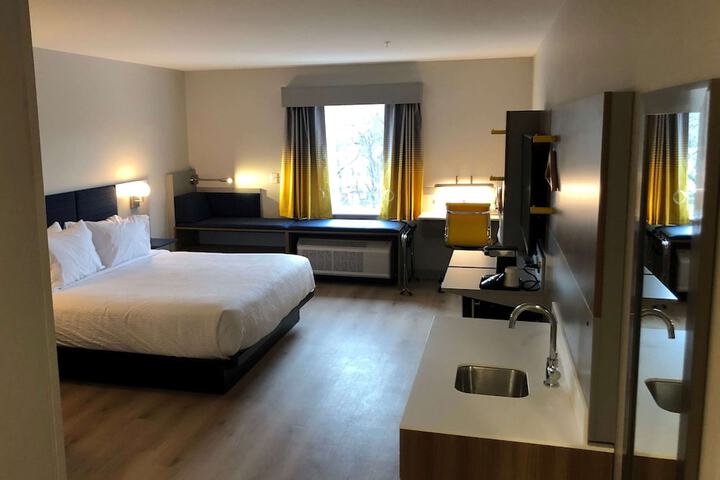 Microtel Inn & Suites by Wyndham Hot Springs