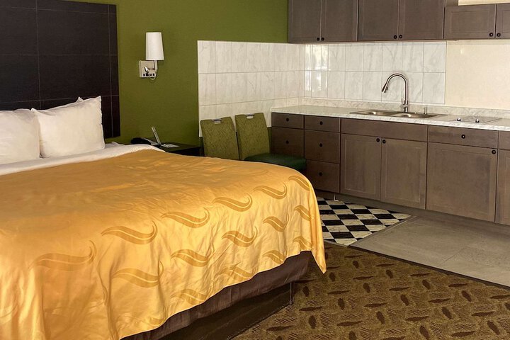 Room 27 of 40