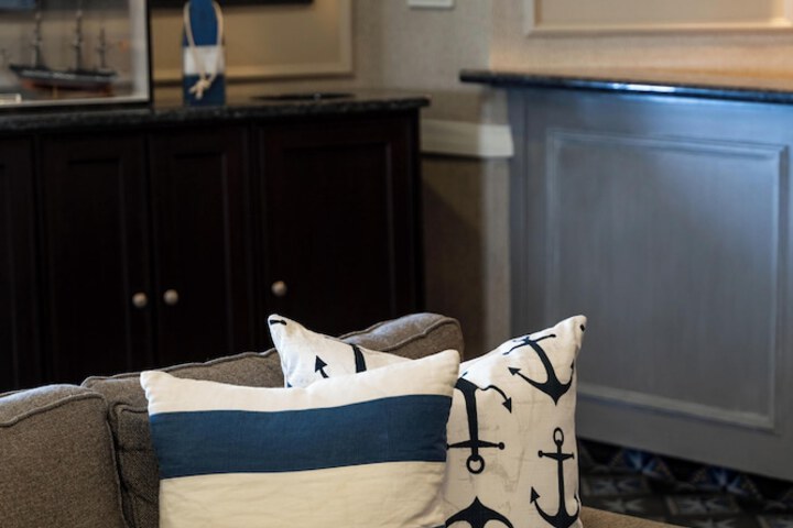 Newport Beach Hotel & Suites