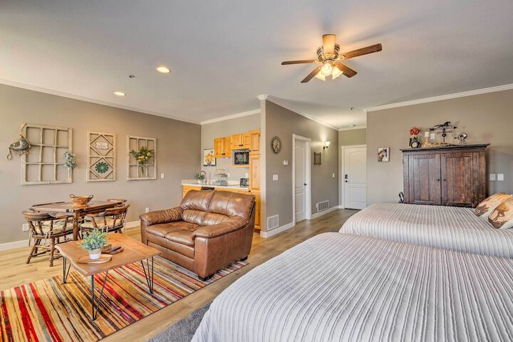 Large Cozy Midway Studio w / Mountain Views!