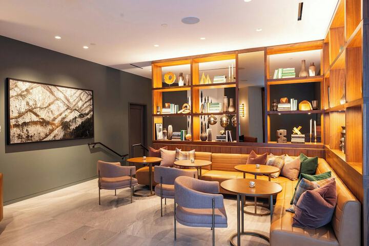 Lounge 119 of 126