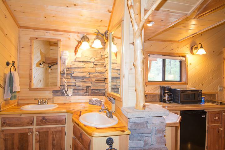 Upper Canyon Inn & Cabins