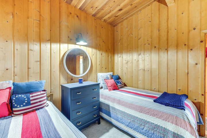 Bayfront Retreat w / Private Beach in Birch Bay