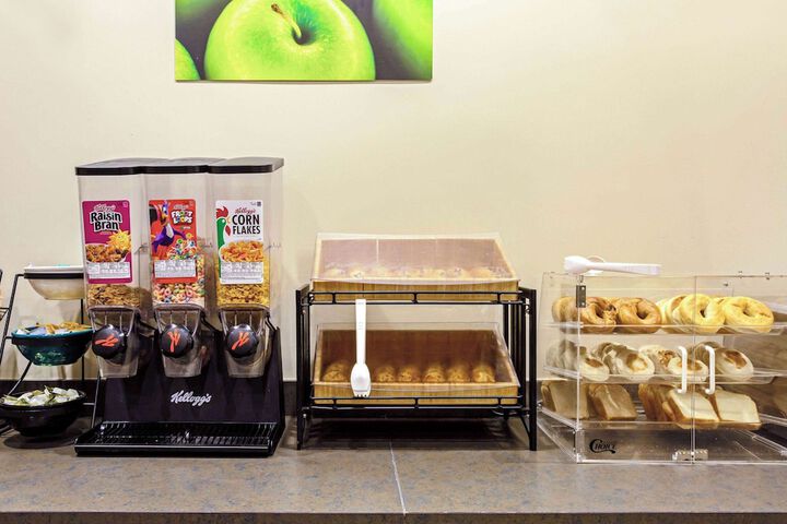 La Quinta Inn & Suites by Wyndham Stamford / New York City