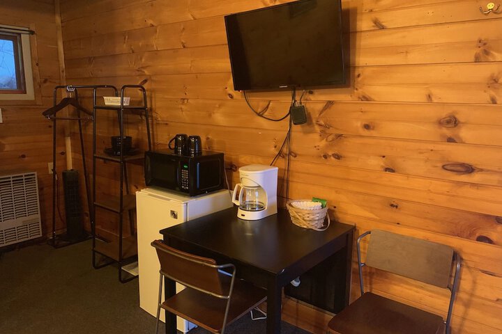Pine Crest Motel & Cabins