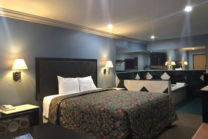 Room 15 of 32