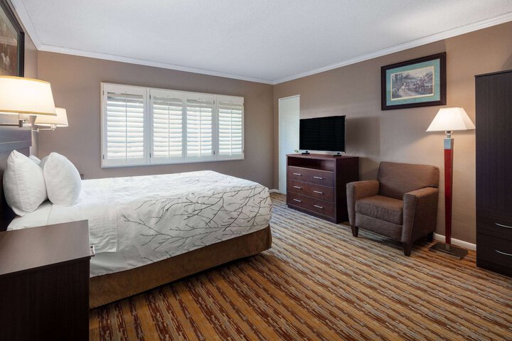 Room 34 of 49