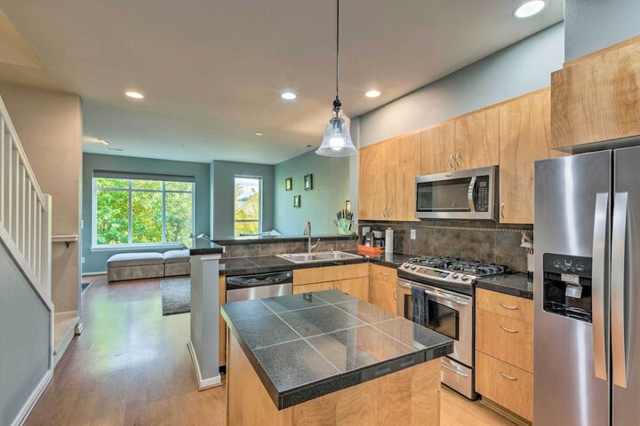 Walk to Local Shops & Eats! Quaint Issaquah Home