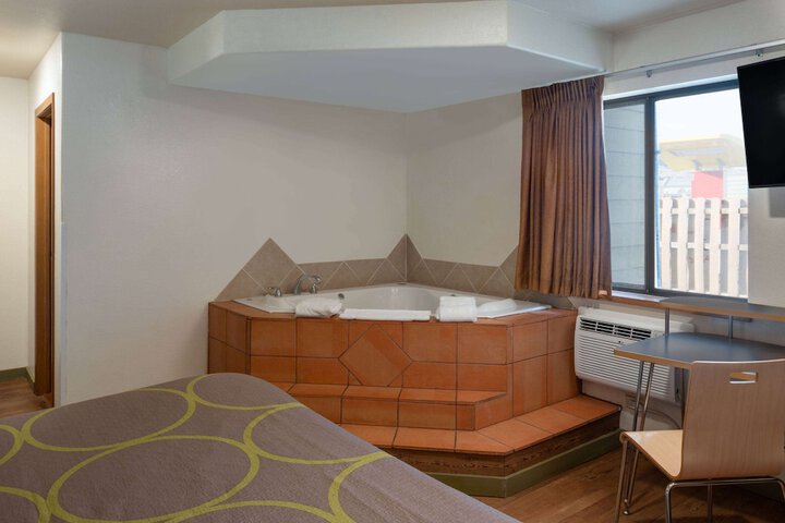 Hot Tub 34 of 36