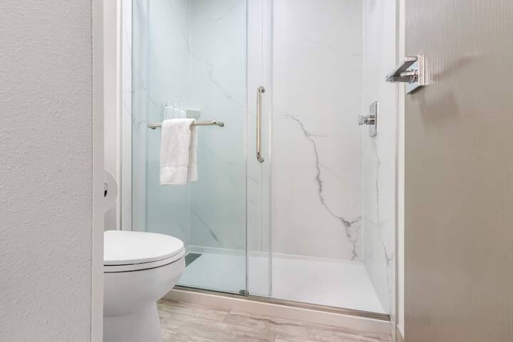 Baymont by Wyndham Arlington at Six Flags Dr