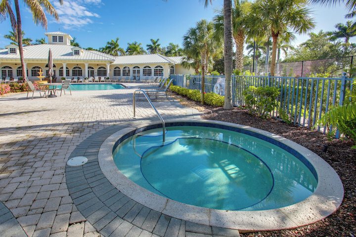 3 Mi to Dtwn Fort Myers: Condo w / Pool & Hot Tub