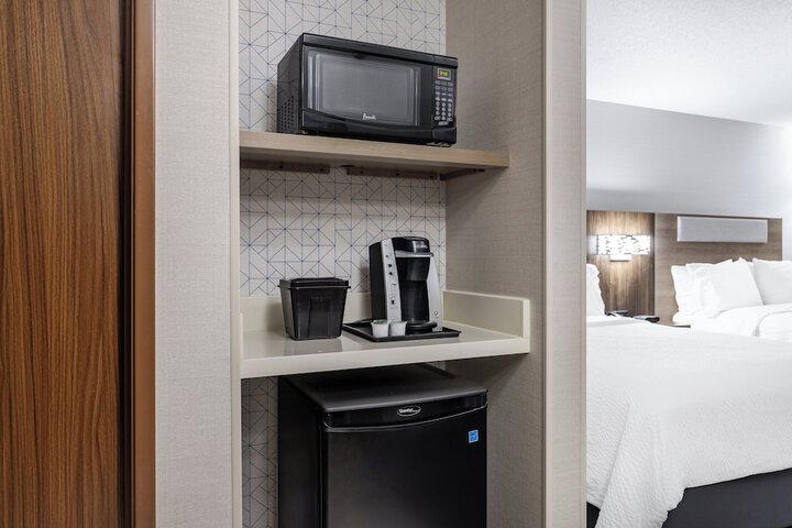 Holiday Inn Express & Suites Vadnais Heights by IHG