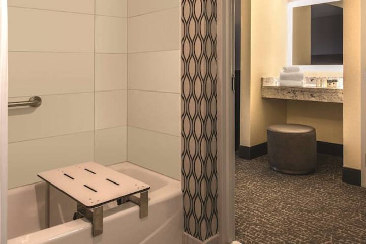 DoubleTree by Hilton Chicago Schaumburg