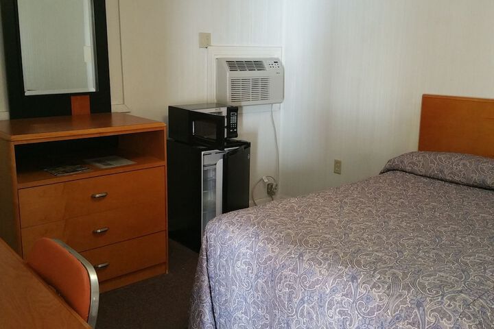 Room 28 of 65