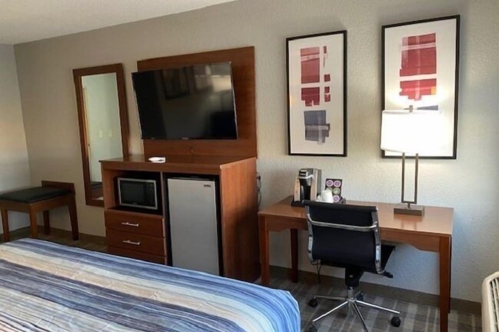 AmericInn by Wyndham Williamsburg