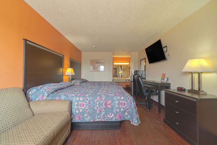 Regency Inn & Suites by OYO Bay City TX