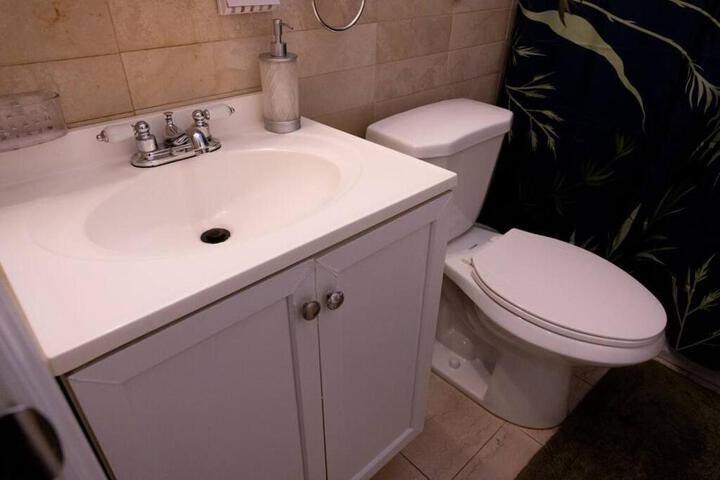 Family 3-bedroom home (2nd floor near EWR / Outlet)