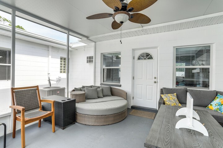 Bright Pinellas Park Getaway w / Private Pool!