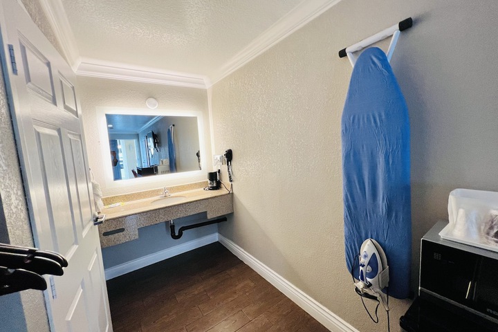 Room 27 of 62