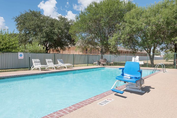 Pool 4 of 13