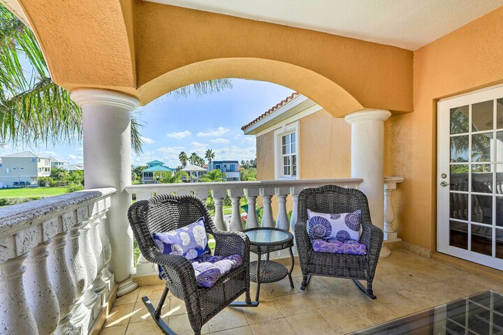 Apollo Beach House w / Private Pool + Hot Tub