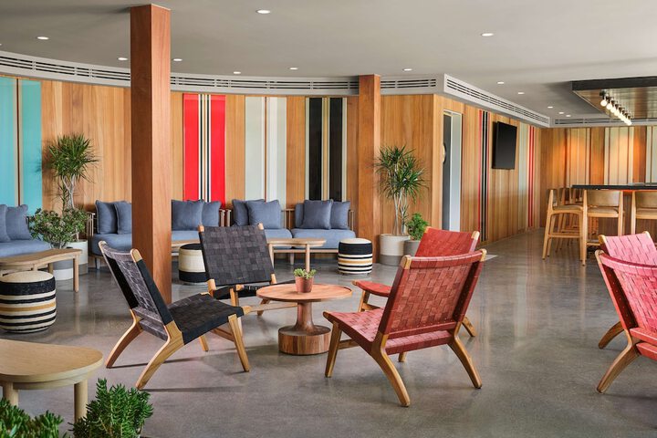 Lounge 74 of 98