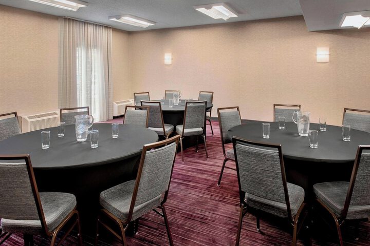 Courtyard by Marriott Newark Liberty International Airport